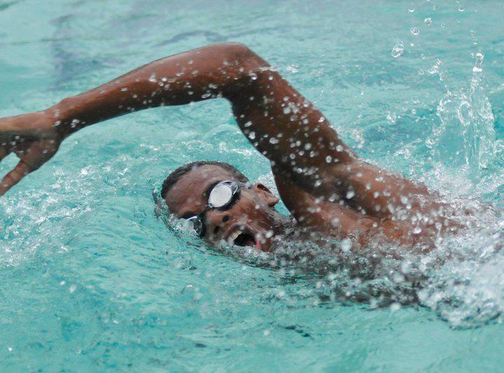 Entrenador de Neryon Aquatics nadando estilo libre