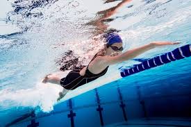 Nadadora entrenando bajo el agua